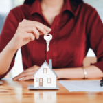 Pilih mana, reksadana atau properti, sebagai investasi terbaik ? Kita akan kulik perbedaan keduanya. Apa keunggulan dan kelemahan masing - masing produk investasi ini. Pastikan pilih investasi yang paling sesuai dengan tujuan keuangan.